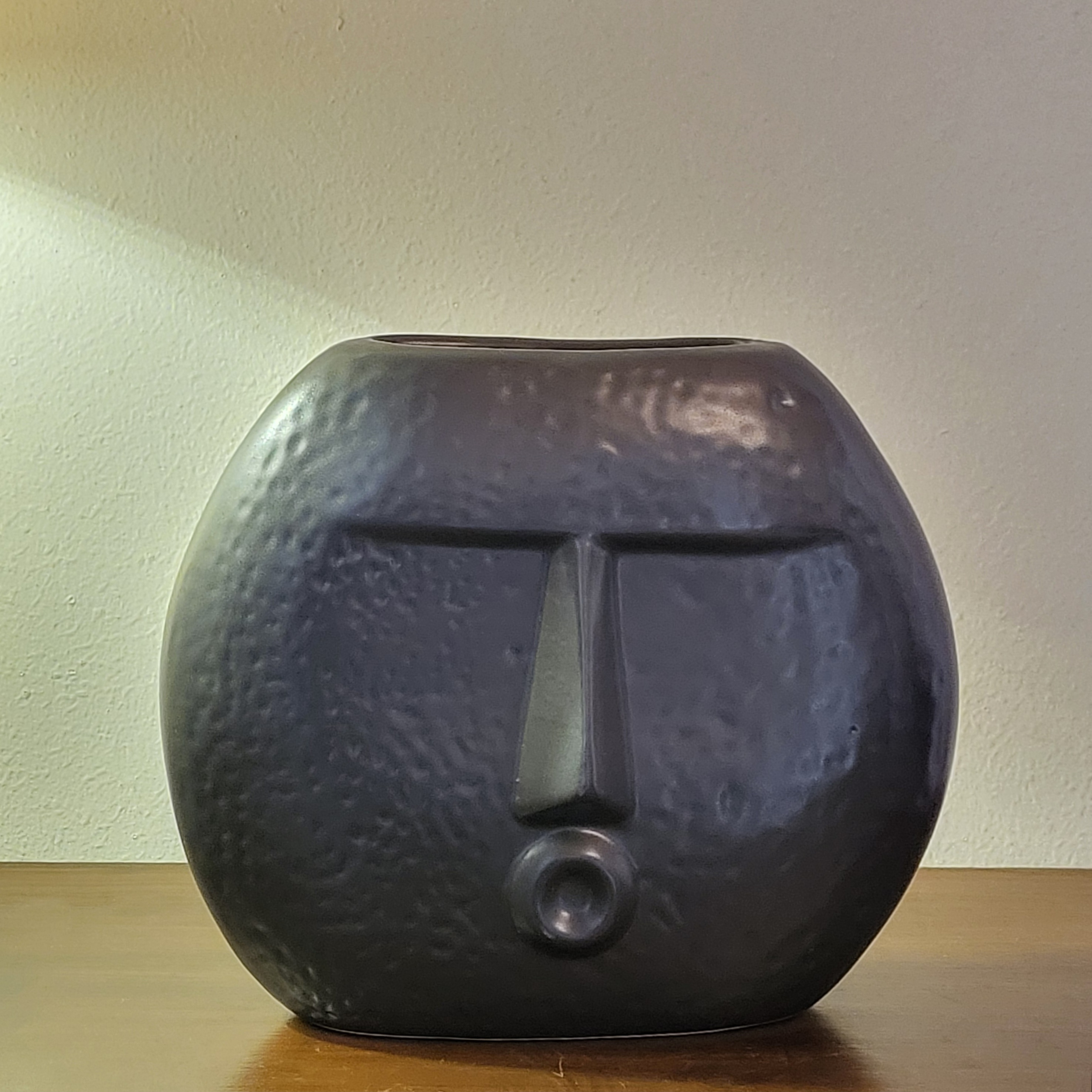 KISSING FACE VASE 